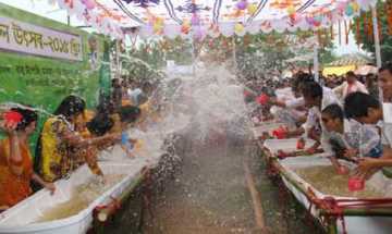 মারমা তরুণ-তরুণীরা মেতে উঠেছে জলোৎসবে